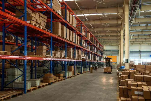 貨到FBA倉(cāng)庫(kù)就近的海關(guān)機(jī)場(chǎng)，清完關(guān)后汽車(chē)運(yùn)輸至亞馬遜FBA倉(cāng)庫(kù)